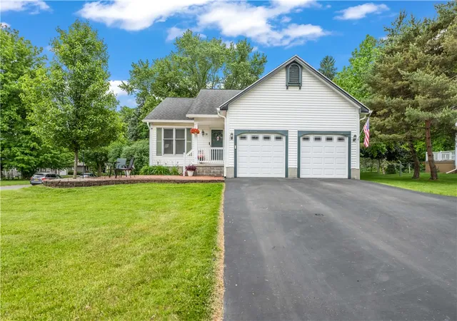 Homes for sale in Gates, NY | 31 Cheshire Ln, Gates, NY 14624 | MLS# R1687297