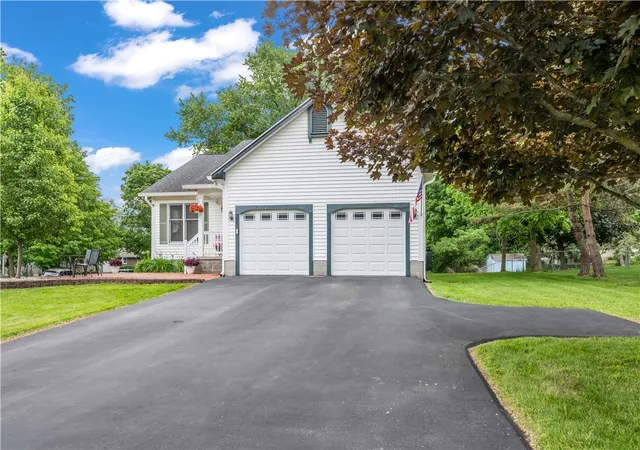 Homes for sale in Gates, NY | 31 Cheshire Ln, Gates, NY 14624 | MLS# R1687297