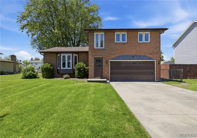 Homes for sale in Grand Island, NY | 44 Queens Dr, Grand Island, NY 14072 | MLS# B1689327