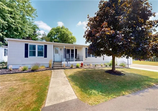 2nd image of 313 Applewood Dr, Lockport Town, NY 14094 | MLS# B1689110