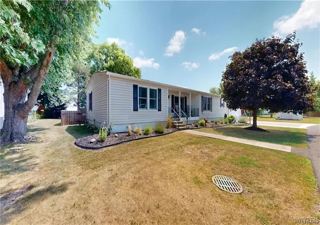 3rd image of 313 Applewood Dr, Lockport, NY 14094 | MLS# B1689110