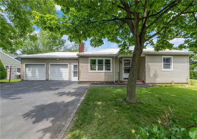 2nd image of 90 Reynolds Ave, Irondequoit, NY 14609 | MLS# R1689280