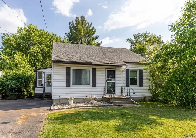 2nd image of 311 Garden City Dr, Salina, NY 13211 | MLS# S1688496