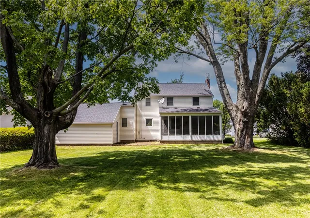 2nd image of 10 Southwick Dr, Webster, NY 14580 | MLS# R1689250