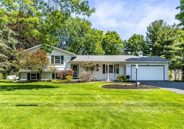 Homes for sale in Penfield, NY | 274 Parkview Dr, Penfield, NY 14625 | MLS# R1683615