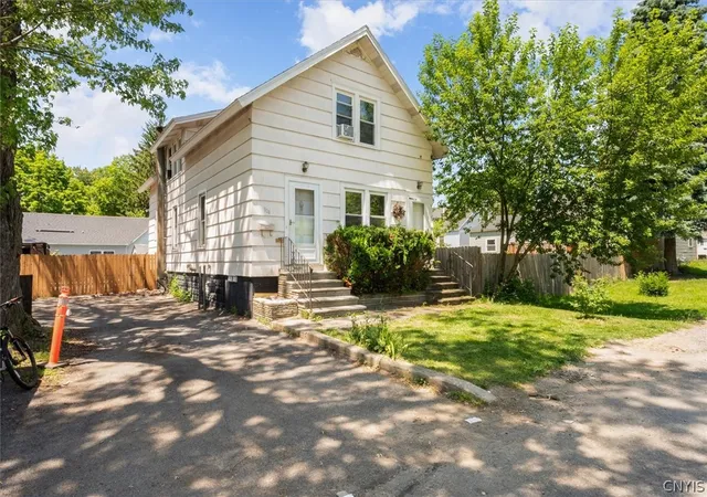 1st image of 304 Lind Ave, Salina, NY 13211 | MLS# S1688628