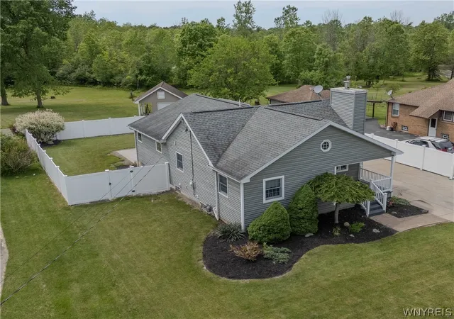 2nd image of 541 Lake Ave, Lancaster, NY 14086 | MLS# B1689892