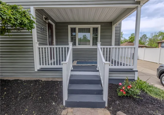 3rd image of 541 Lake Ave, Lancaster, NY 14086 | MLS# B1689892