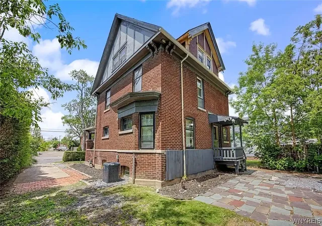 3rd image of 1623 10Th St, Niagara Falls, NY 14305 | MLS# B1688088