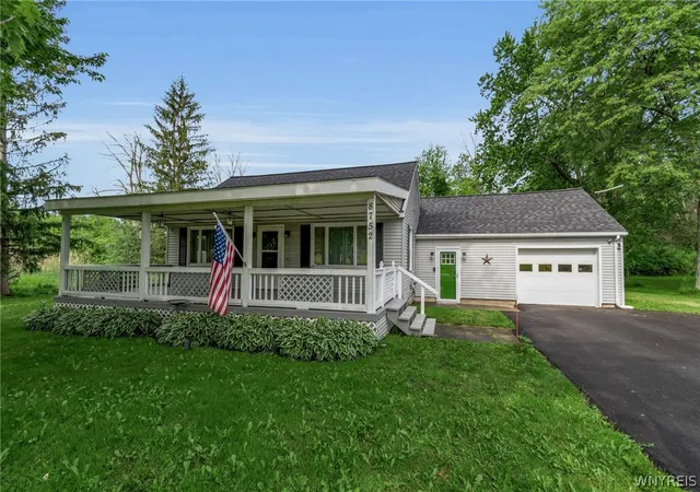Homes for sale in Batavia, NY | 8752 Donahue Rd, Batavia, NY 14020 | MLS# B1689874