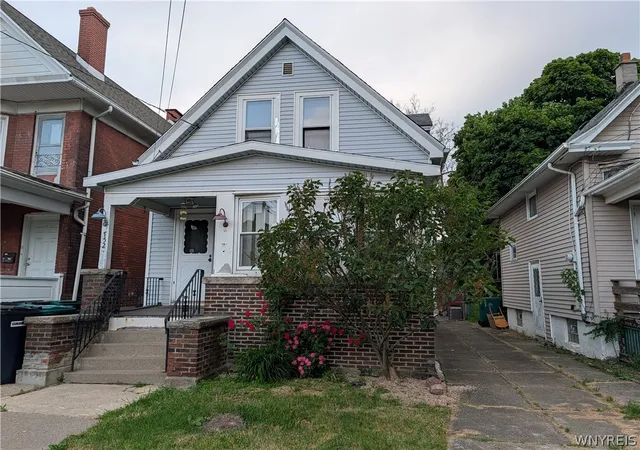 1st image of 752 Spruce Ave, Niagara Falls, NY 14301 | MLS# B1689534