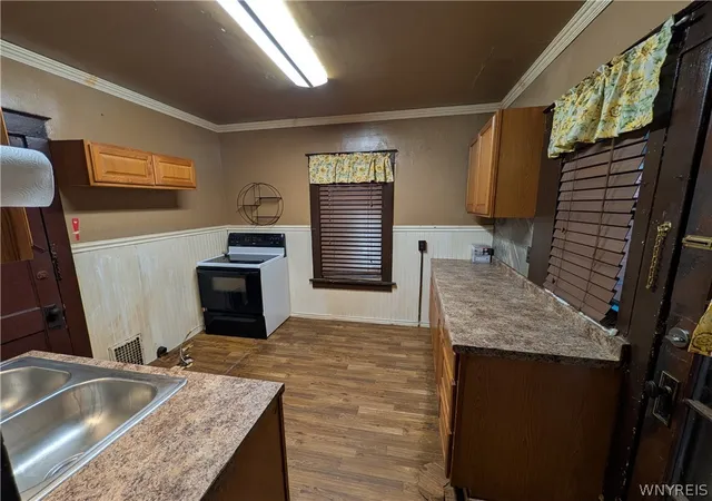 3rd image of 752 Spruce Ave, Niagara Falls, NY 14301 | MLS# B1689534