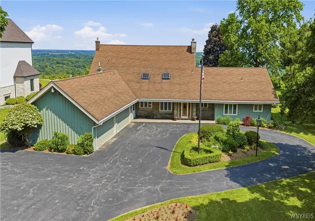 1st image of 687 Mountain View Dr, Lewiston, NY 14092 | MLS# B1688932