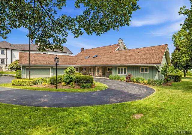 3rd image of 687 Mountain View Dr, Lewiston, NY 14092 | MLS# B1688932