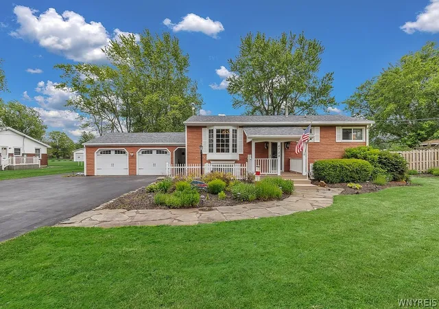 1st image of 6758 E High St, Lockport Town, NY 14094 | MLS# B1690048