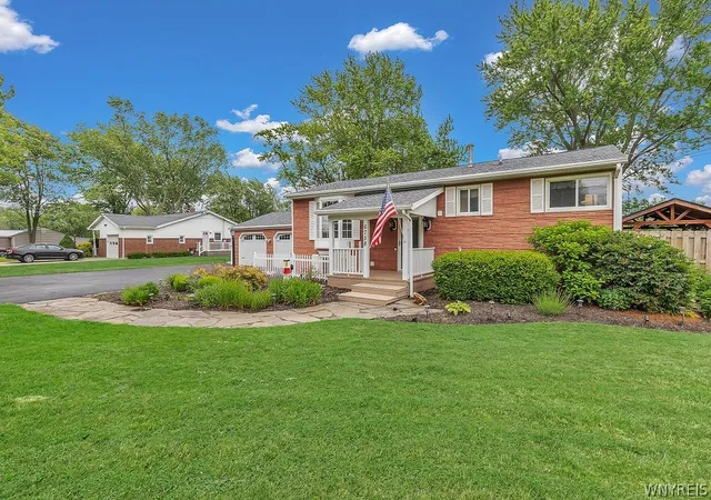 2nd image of 6758 E High St, Lockport Town, NY 14094 | MLS# B1690048