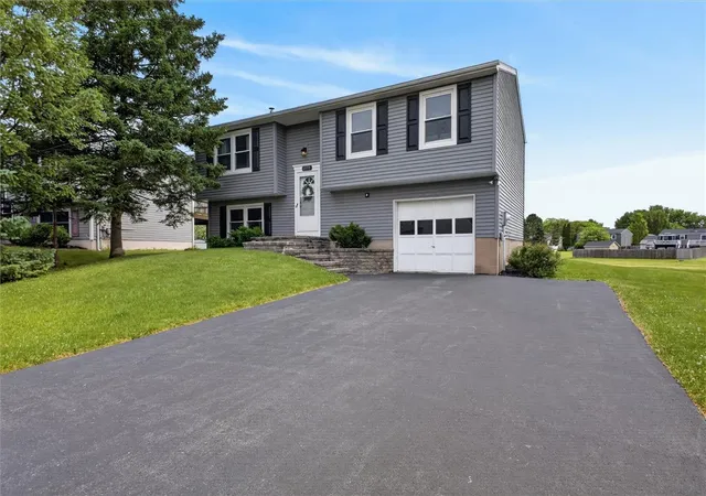 2nd image of 1599 Flaxen Dr, Farmington, NY 14425 | MLS# R1688622