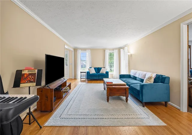 3rd image of 32 Summit Oaks, Pittsford, NY 14534 | MLS# R1689969