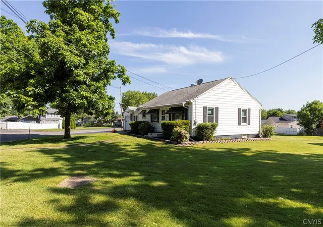 2nd image of 220 N Woodland Dr, Salina, NY 13088 | MLS# S1689631