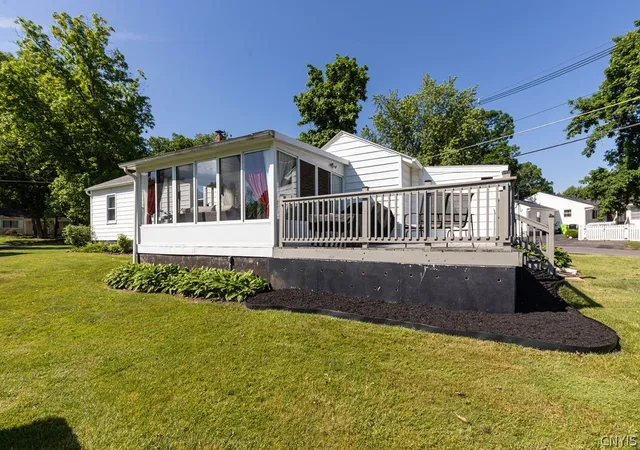 3rd image of 220 N Woodland Dr, Salina, NY 13088 | MLS# S1689631