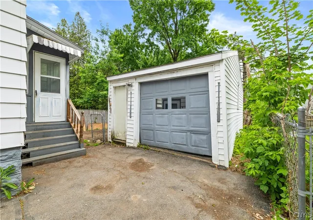 4th image of 812 Watson Pl, Utica, NY 13502 | MLS# S1689921