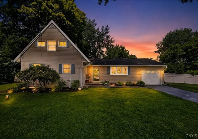 2nd image of 26 Apple Tree Ln, Liverpool, NY 13090 | MLS# S1690391