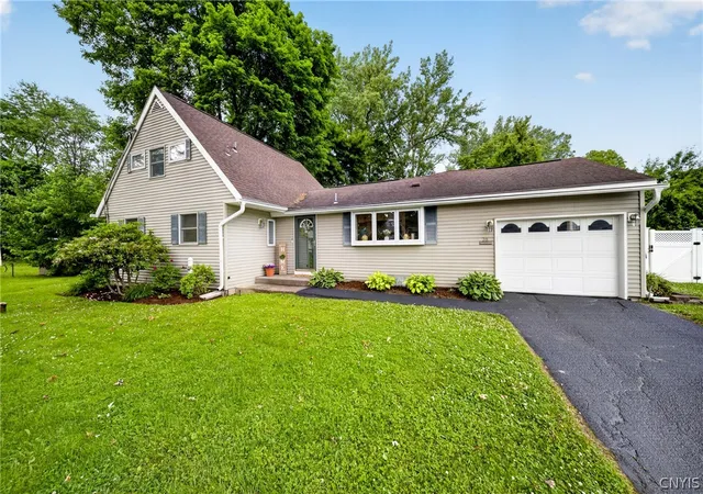 3rd image of 26 Apple Tree Ln, Liverpool, NY 13090 | MLS# S1690391