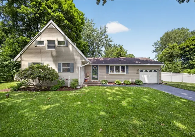 4th image of 26 Apple Tree Ln, Liverpool, NY 13090 | MLS# S1690391