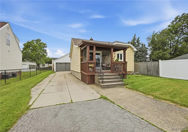Homes for sale in Cheektowaga, NY | 18 Stratford Pl, Cheektowaga, NY 14225 | MLS# B1690256