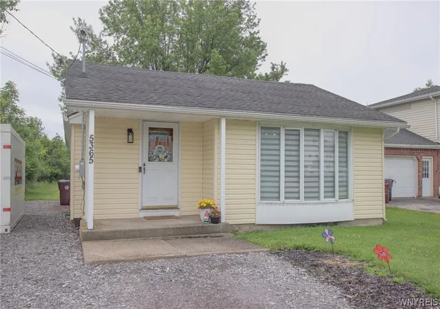1st image of 5365 Lake Ave, Orchard Park, NY 14127 | MLS# B1690182