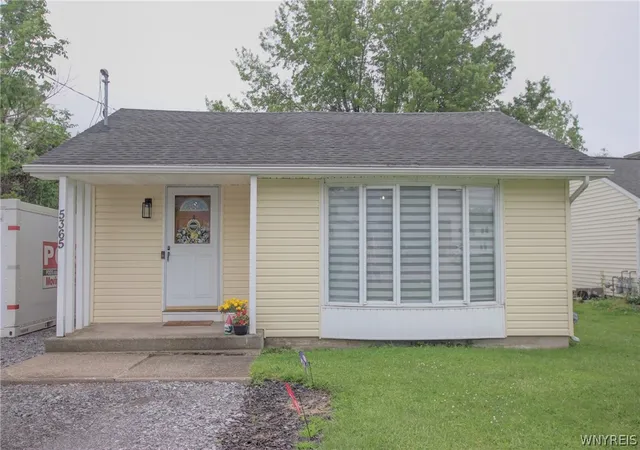 2nd image of 5365 Lake Ave, Orchard Park, NY 14127 | MLS# B1690182