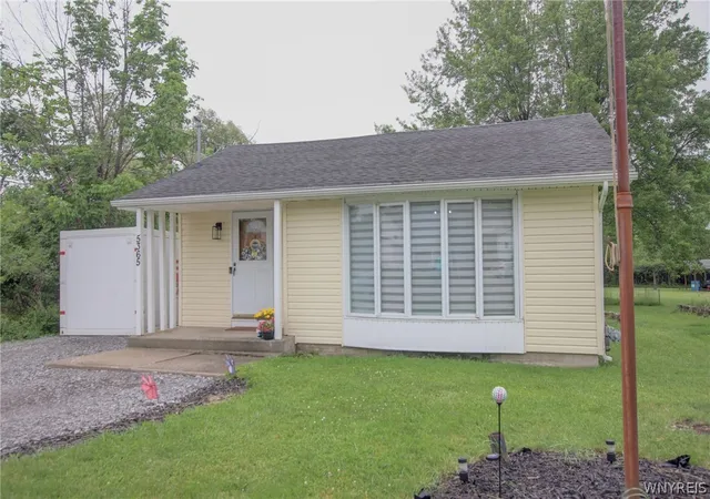3rd image of 5365 Lake Ave, Orchard Park, NY 14127 | MLS# B1690182
