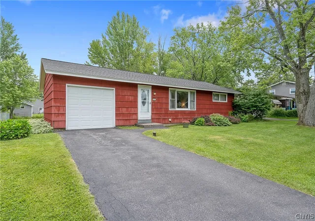 Homes for sale in De Witt, NY | 221 Greentree Dr, De Witt, NY 13057 | MLS# S1690484
