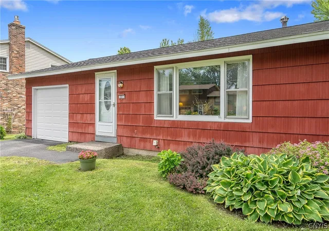 Homes for sale in De Witt, NY | 221 Greentree Dr, De Witt, NY 13057 | MLS# S1690484