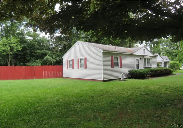 Homes for sale in New Hartford, NY | 8 Pinecrest Rd, New Hartford, NY 13413 | MLS# S1686441