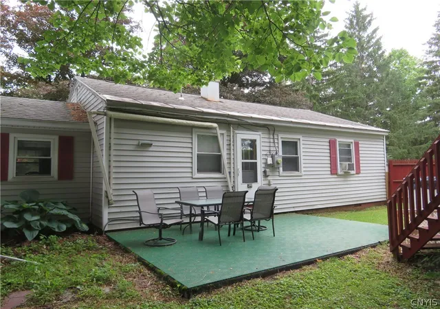 Homes for sale in New Hartford, NY | 8 Pinecrest Rd, New Hartford, NY 13413 | MLS# S1686441