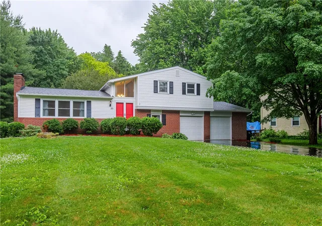 Homes for sale in Penfield, NY | 25 Redwood Dr, Penfield, NY 14526 | MLS# R1690832