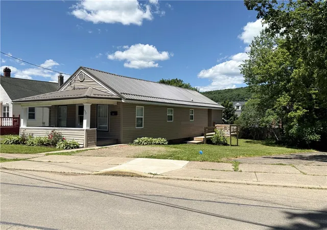 Homes for sale in Bradford, PA | 137 Rockland Ave, Bradford, PA 16701 | MLS# R1690471