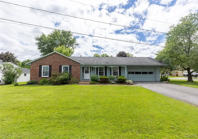 Homes for sale in Clay, NY | 5350 Vineyard Dr, Clay, NY 13041 | MLS# S1690968