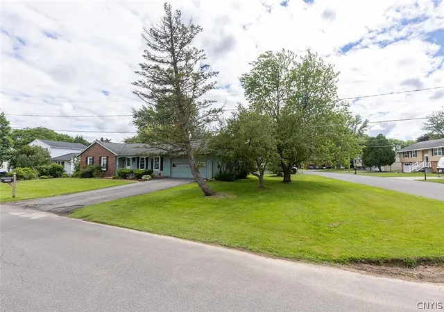 Homes for sale in Clay, NY | 5350 Vineyard Dr, Clay, NY 13041 | MLS# S1690968