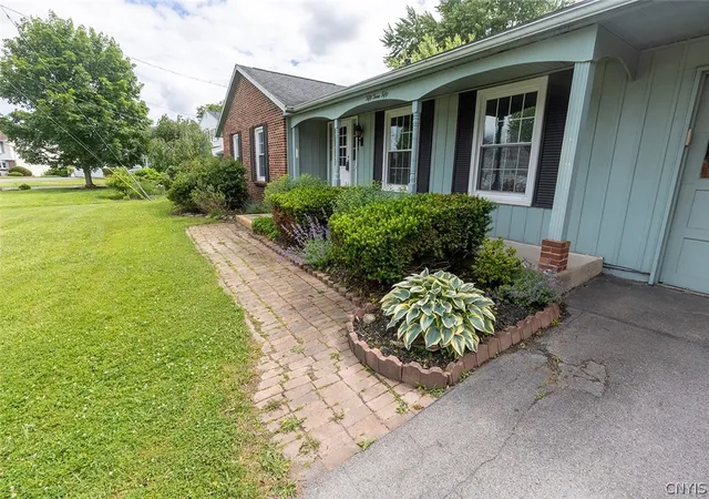 Homes for sale in Clay, NY | 5350 Vineyard Dr, Clay, NY 13041 | MLS# S1690968