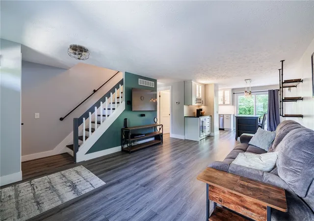 3rd image of 25 Southfield Dr, Webster, NY 14580 | MLS# R1689961