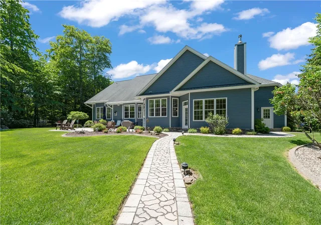 Photo 4 of Single family home for sale at 24 Whisper Crk Ct, Rochester, NY 14626 | MLS# R1686411 | Listing updated on 2026-08-03