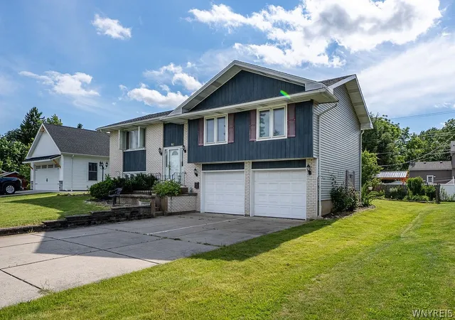 1st image of 93 Harding Rd, Williamsville, NY 14221 | MLS# B1691026