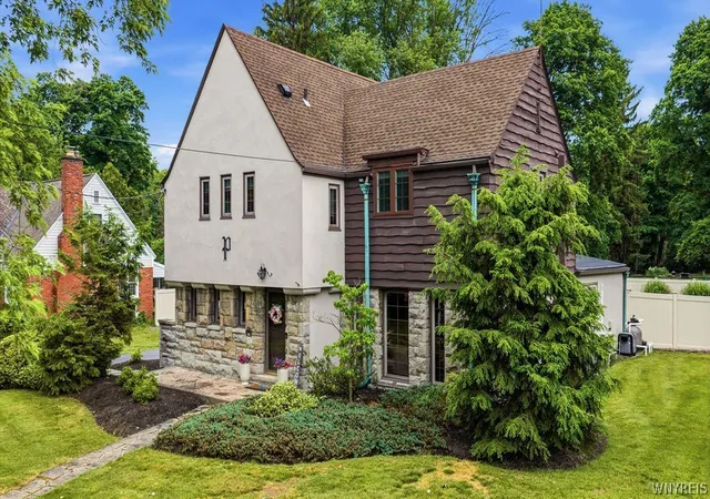 2nd image of 101 Lincoln Ave, Lockport, NY 14094 | MLS# B1691074