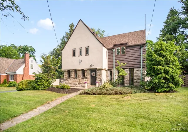 3rd image of 101 Lincoln Ave, Lockport, NY 14094 | MLS# B1691074