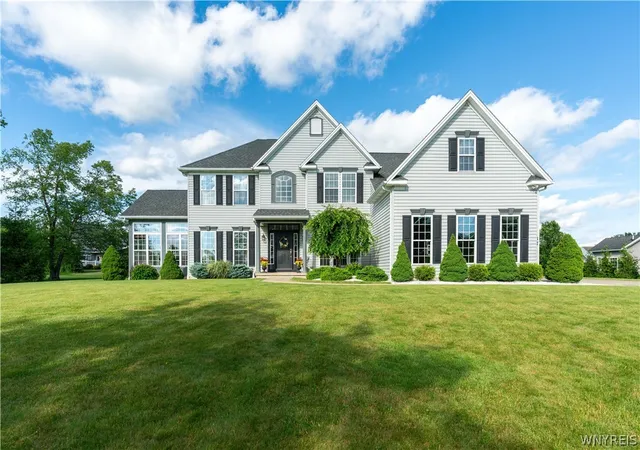 1st image of 17 Graystone Ln, Orchard Park, NY 14127 | MLS# B1691246