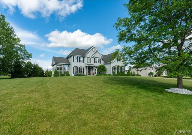 2nd image of 17 Graystone Ln, Orchard Park, NY 14127 | MLS# B1691246