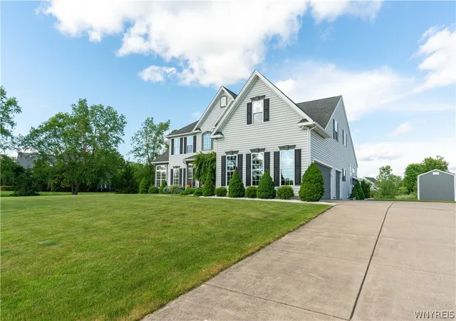 3rd image of 17 Graystone Ln, Orchard Park, NY 14127 | MLS# B1691246