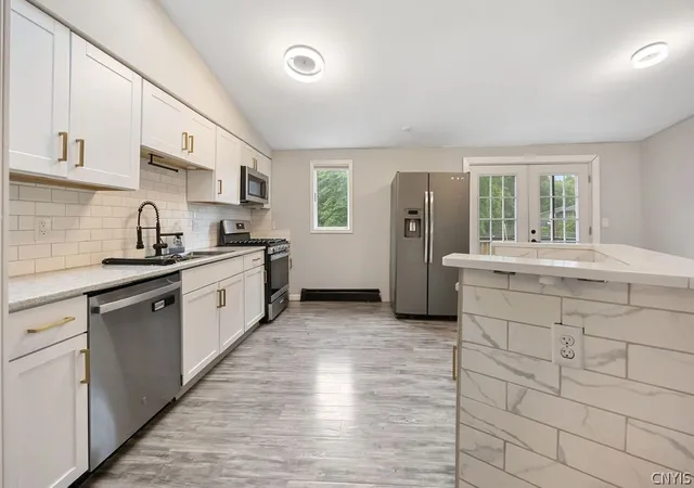 5th image of 8103 Princess, Liverpool, NY 13090 | MLS# S1691126